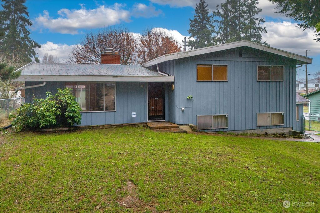 Photo of 907 SW 104th Street, Seattle, WA 98146 (MLS # 2184648)