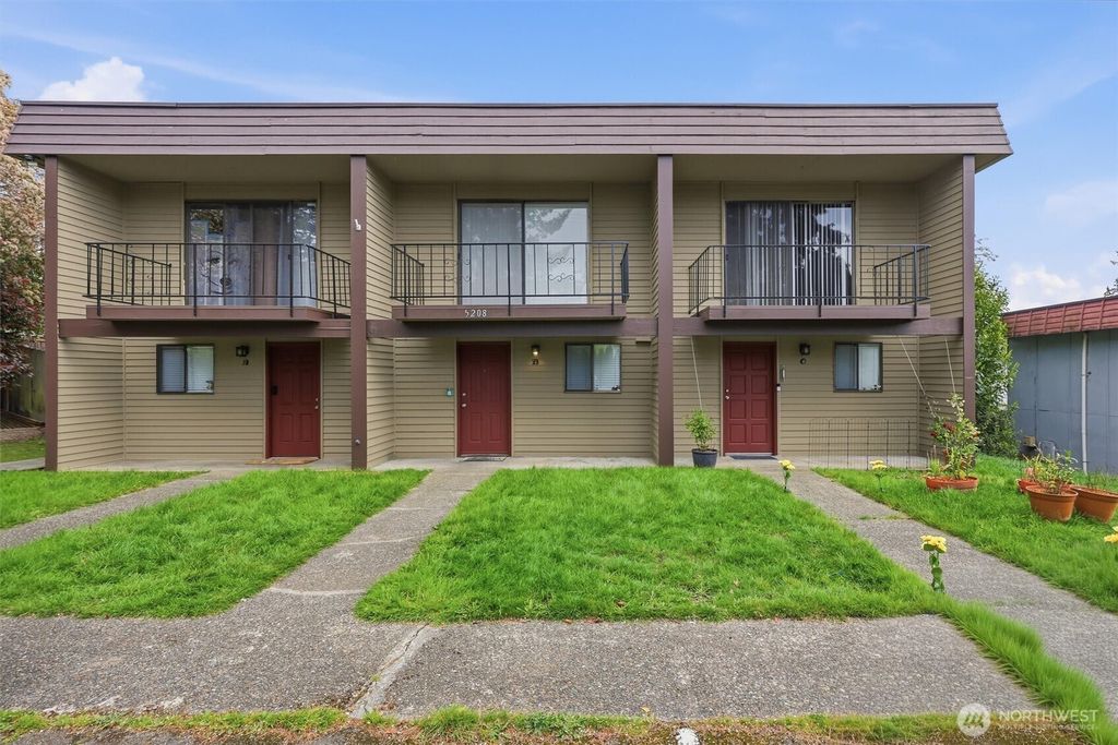 Photo of 5208 188th Street SW, Lynnwood, WA 98037 (MLS # 2526122)