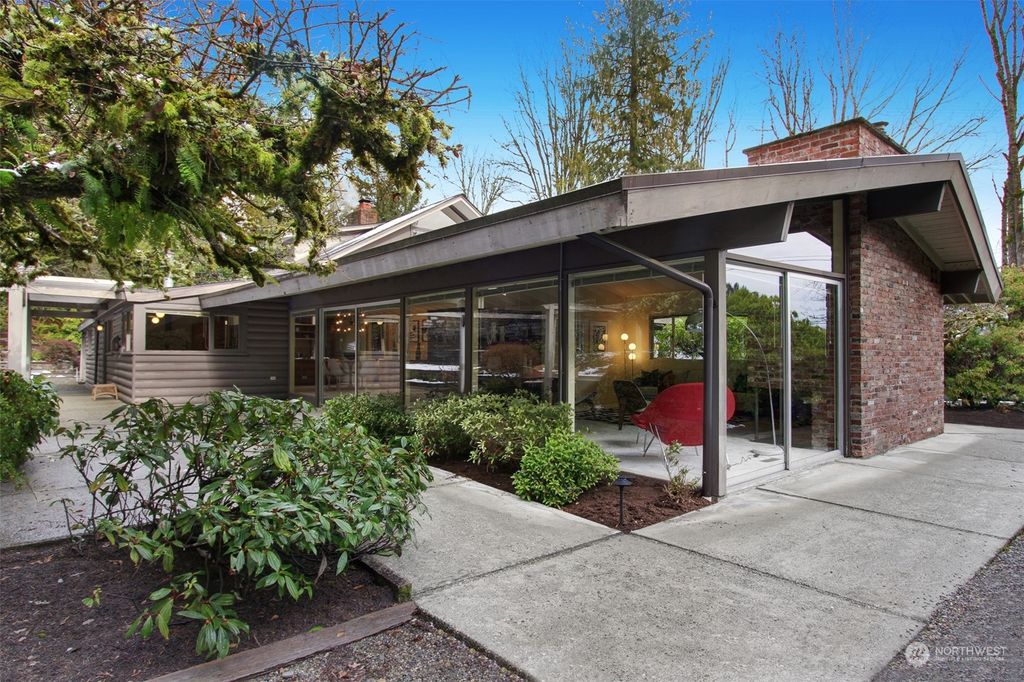 Photo of 7425 E Mercer Way, Mercer Island, WA 98040 (MLS # 2326054)