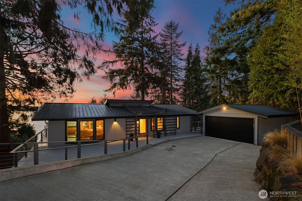 Photo of 15733 25th Avenue SW, Burien, WA 98166 (MLS # 2480986)