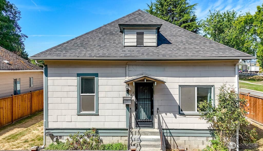Photo of 503 5th Avenue S, Kent, WA 98032 (MLS # 2571033)