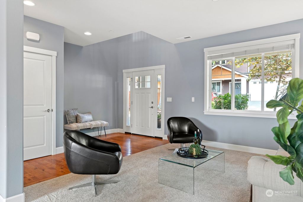 Photo of 11716 NE 112th Street, Kirkland, WA 98033 (MLS # 1996480)