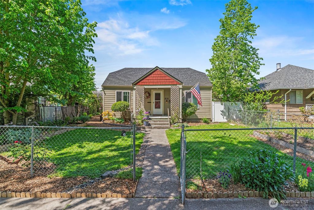 Photo of 531 16th Avenue, Longview, WA 98632 (MLS # 2520465)