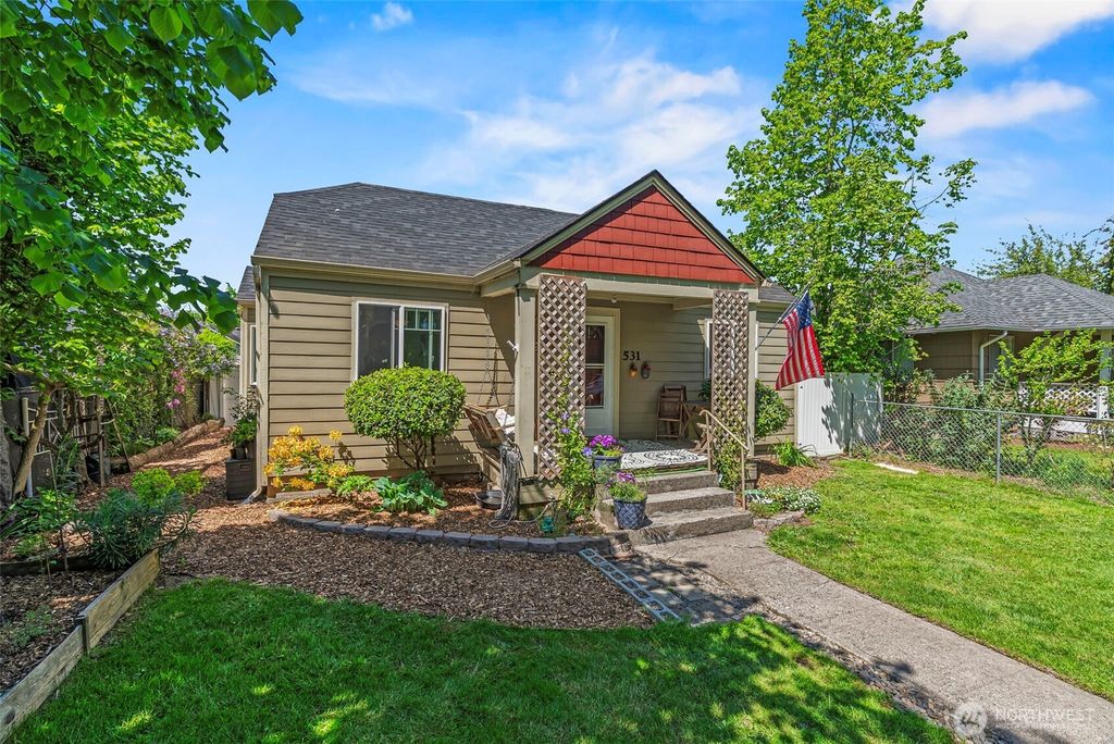 Photo of 531 16th Avenue, Longview, WA 98632 (MLS # 2520465)