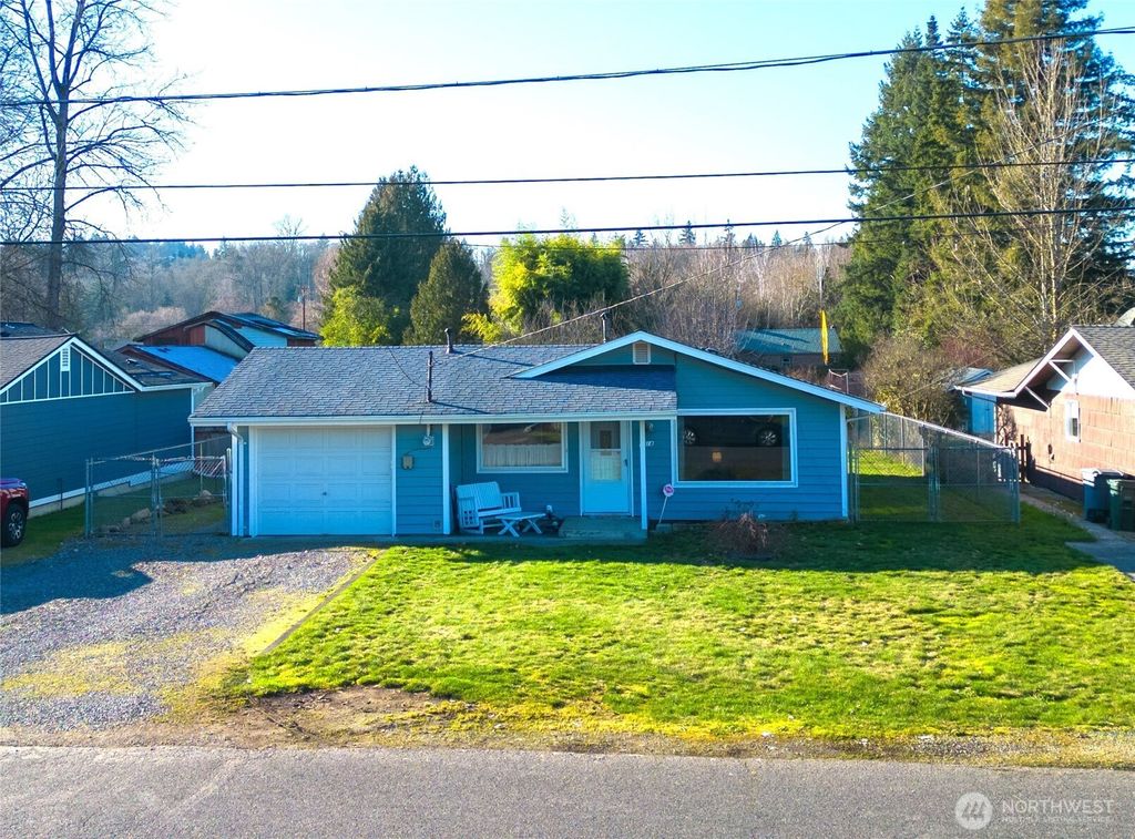 Photo of 1018 13th Street SW, Puyallup, WA 98371 (MLS # 2470072)