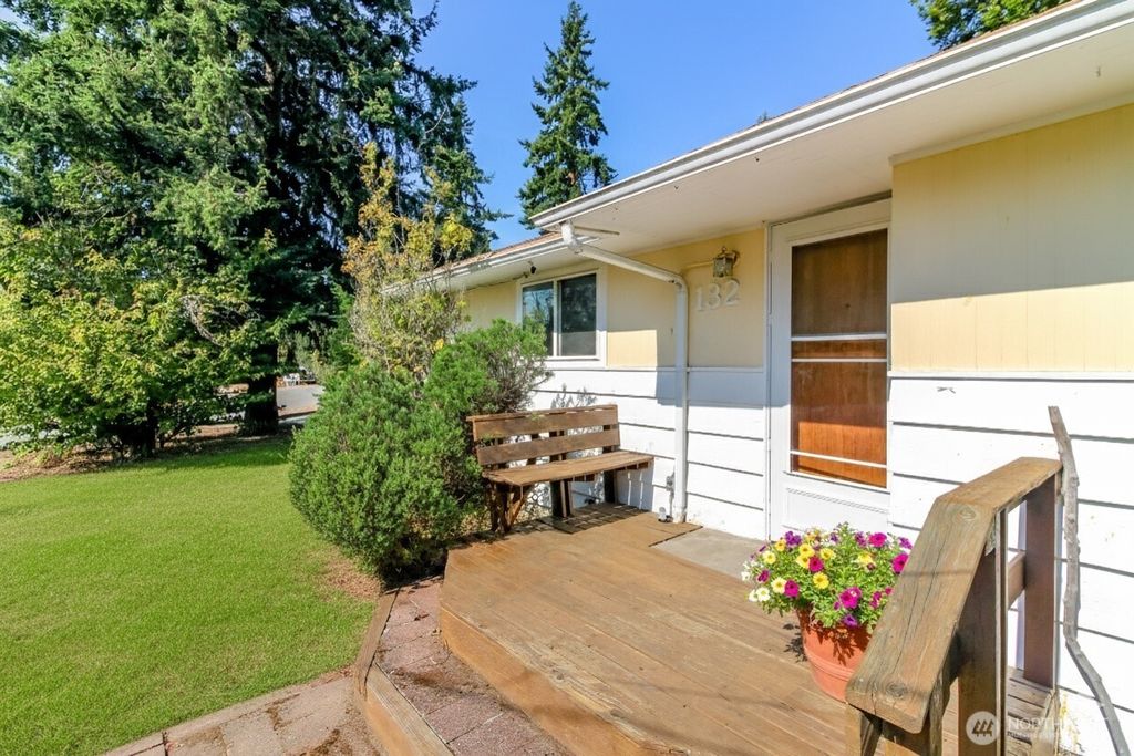 Photo of 132 S 197th Street, Des Moines, WA 98148 (MLS # 2438230)