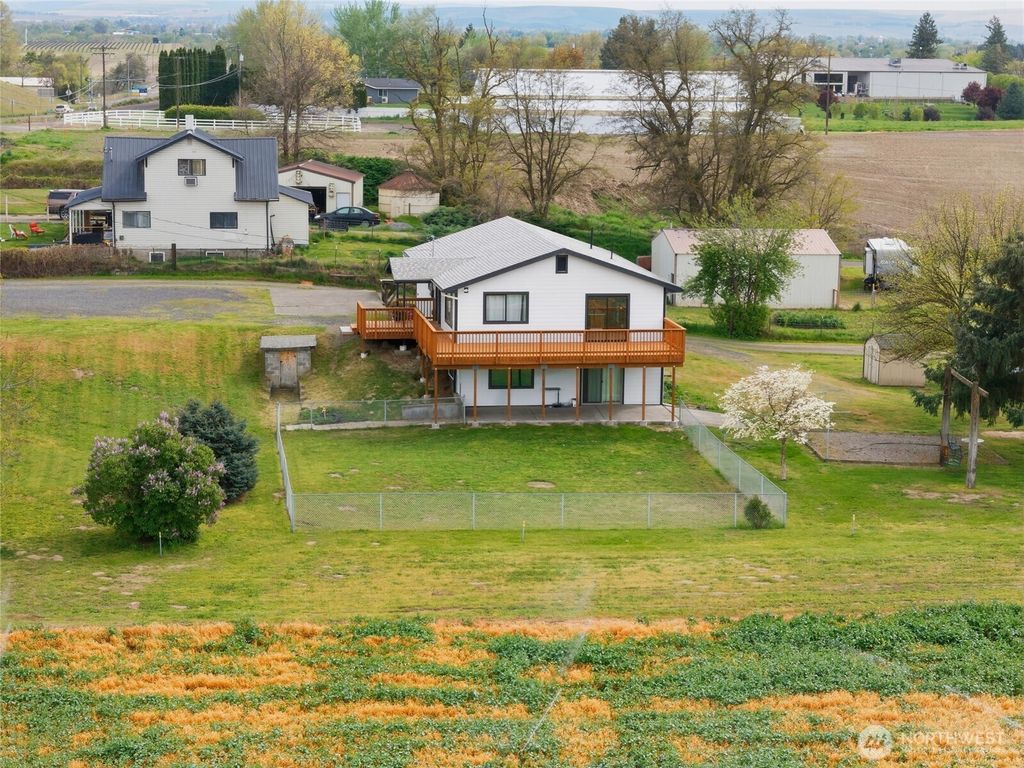 Photo of 1934 S College Ave Ave, College Place, WA 99324 (MLS # 2512262)