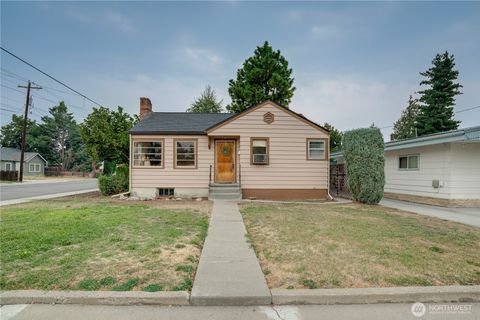 Photo of 1044 Tyler St, Wenatchee, WA 98801 (MLS # 2430328)