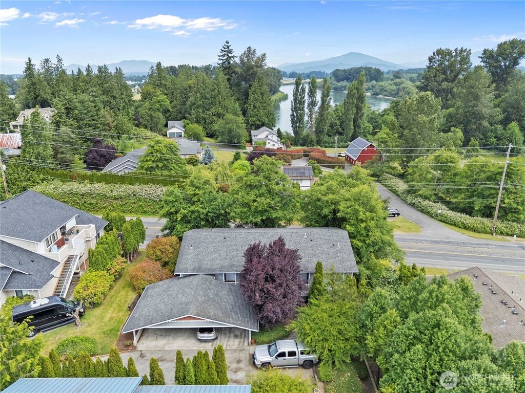 Photo of 1523 Sunset Place, Mount Vernon, WA 98273 (MLS # 2533606)