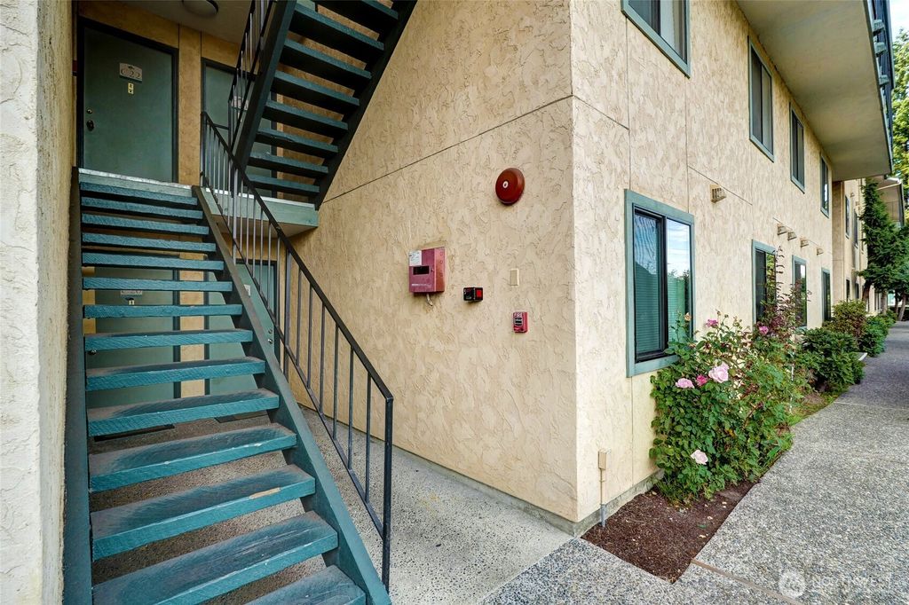 Photo of 14331 124th Avenue NE #C22, Kirkland, WA 98034 (MLS # 2441077)