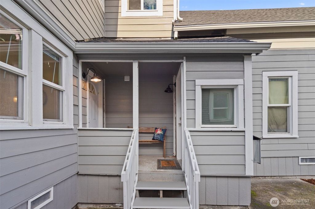 Photo of 2222 Summit Avenue, Everett, WA 98201 (MLS # 2345513)