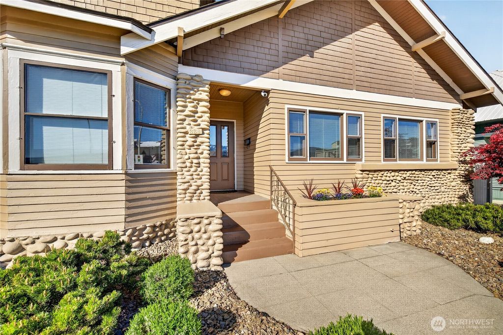 Photo of 338 S Mission Avenue, Wenatchee, WA 98801 (MLS # 2516874)