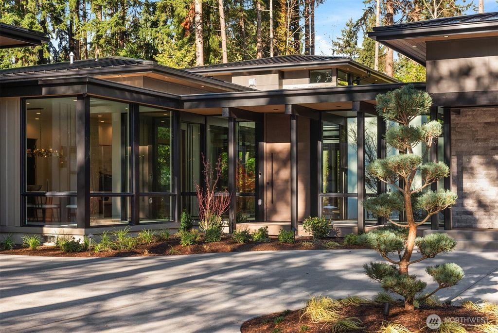 Photo of 10620 SE 22nd Street, Bellevue, WA 98004 (MLS # 2457071)