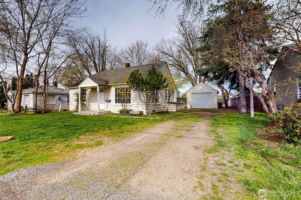 Photo of 522 SW First St, College Place, WA 99324 (MLS # 2496428)