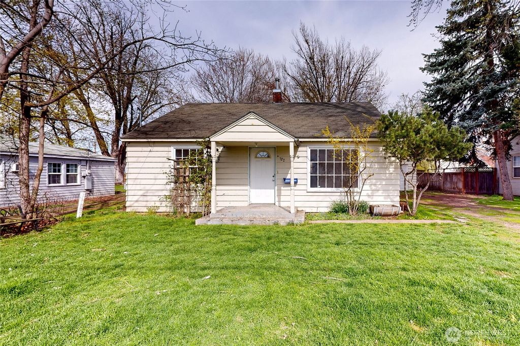 Photo of 522 SW First St, College Place, WA 99324 (MLS # 2496428)