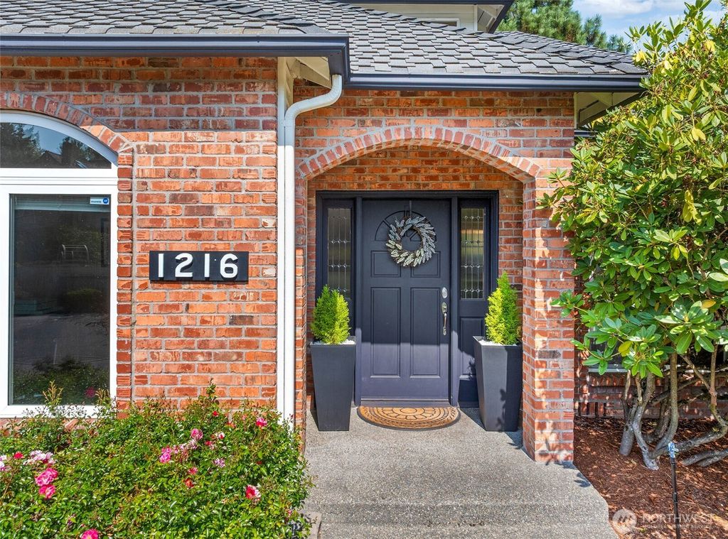 Photo of 1216 SW 331st Street, Federal Way, WA 98023 (MLS # 2420219)