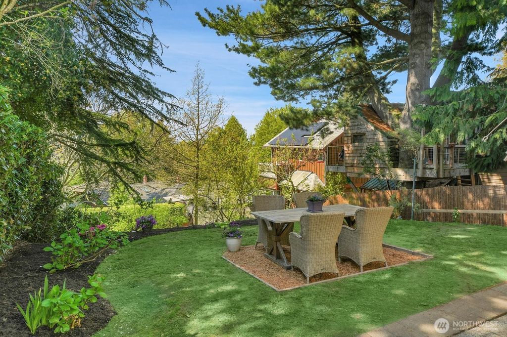 Photo of 5605 Greenwood Avenue N, Seattle, WA 98103 (MLS # 2363343)