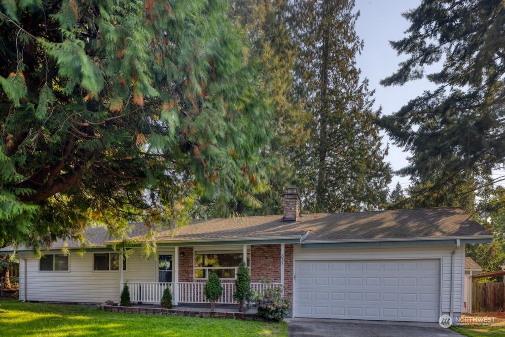 Photo of 831 S 319th Place, Federal Way, WA 98003 (MLS # 1994322)