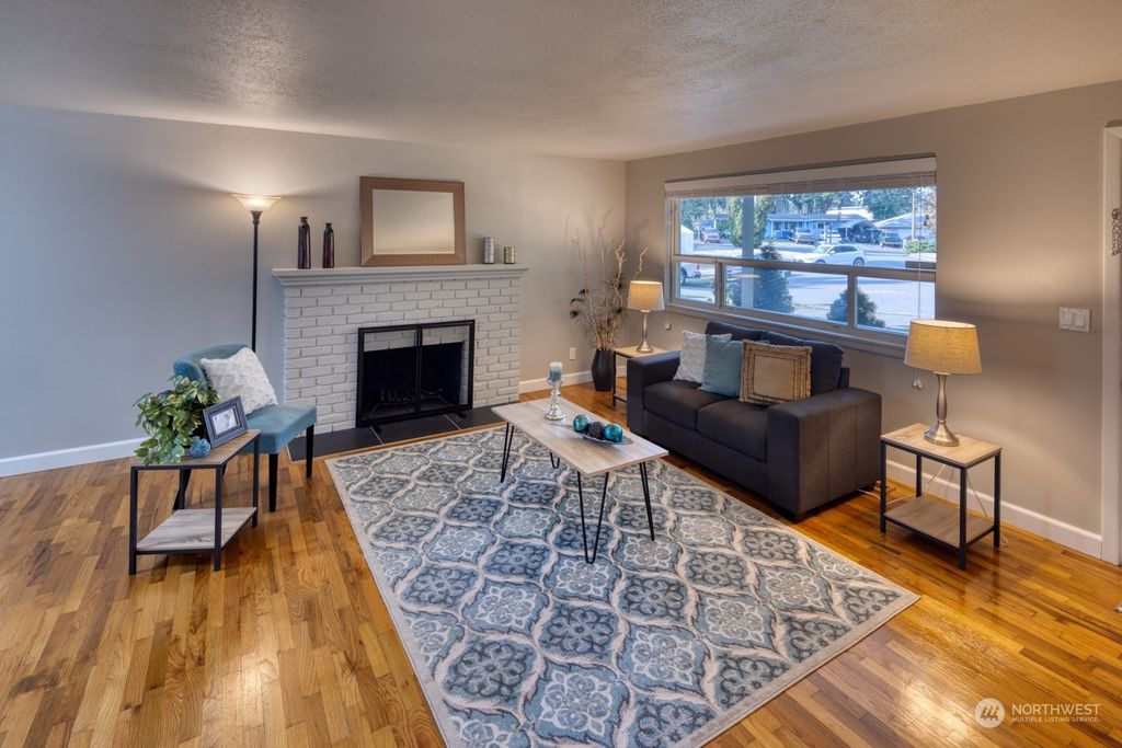 Photo of 831 S 319th Place, Federal Way, WA 98003 (MLS # 1994322)