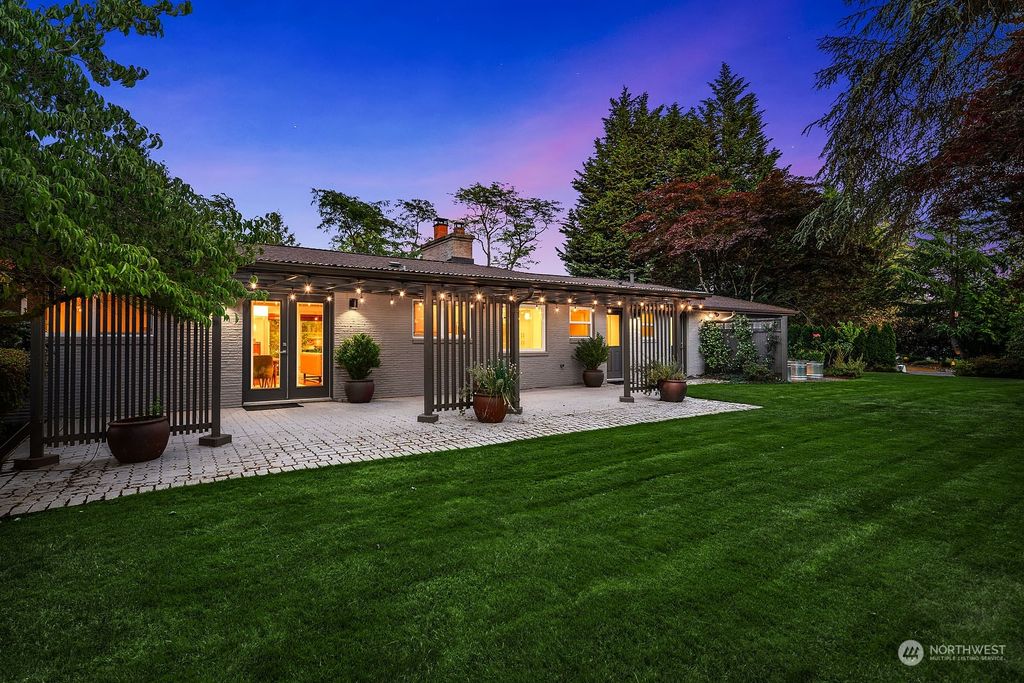 Photo of 3001 Hunts Point Road, Hunts Point, WA 98004 (MLS # 2266846)