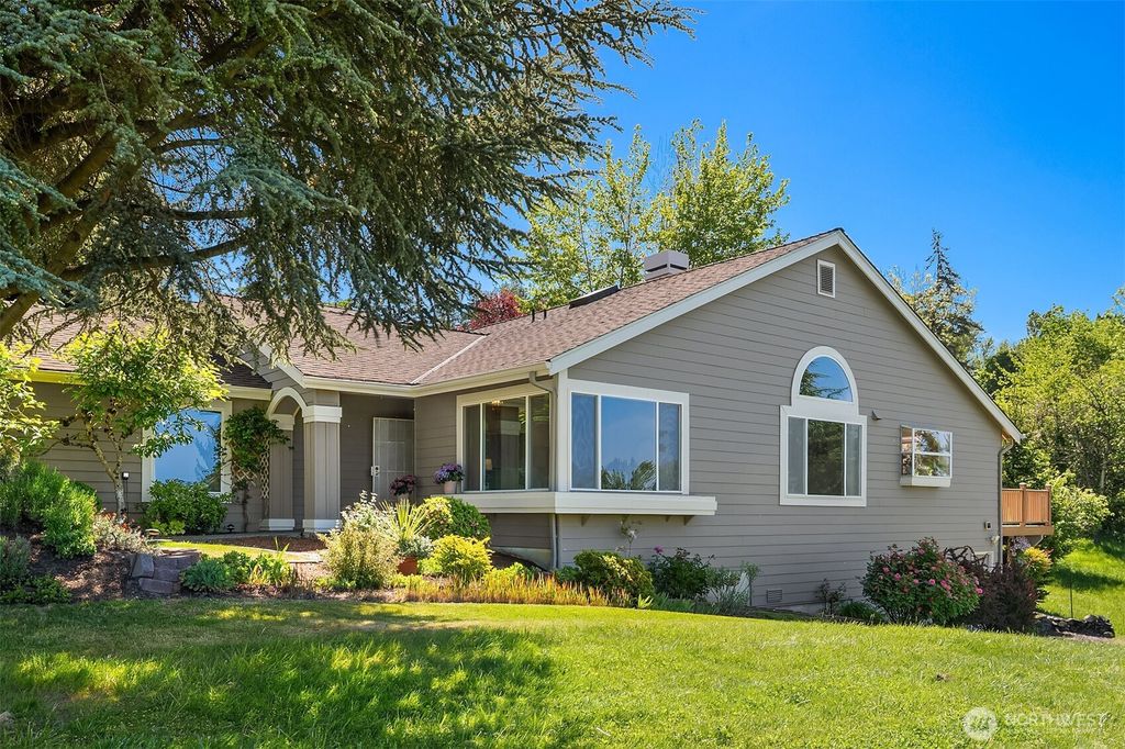 Photo of 611 S 32nd Street, Renton, WA 98055 (MLS # 2520844)