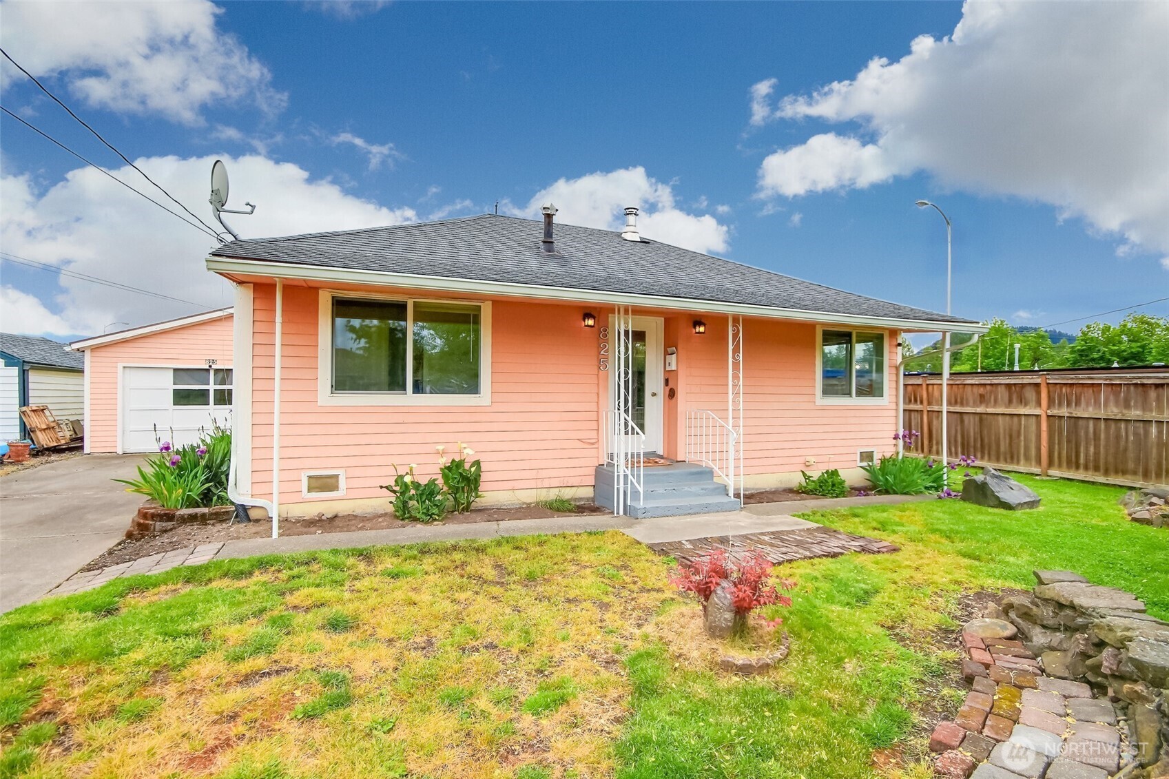 825 Myrtine Street