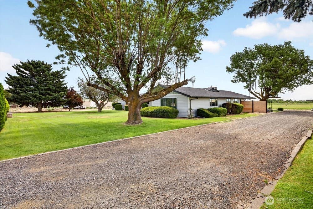Photo of 17211 Road 11 NW, Quincy, WA 98848 (MLS # 2545830)