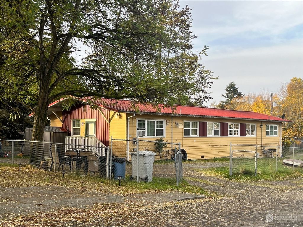 Photo of 2801 NE 6th Place, Renton, WA 98056 (MLS # 2302605)