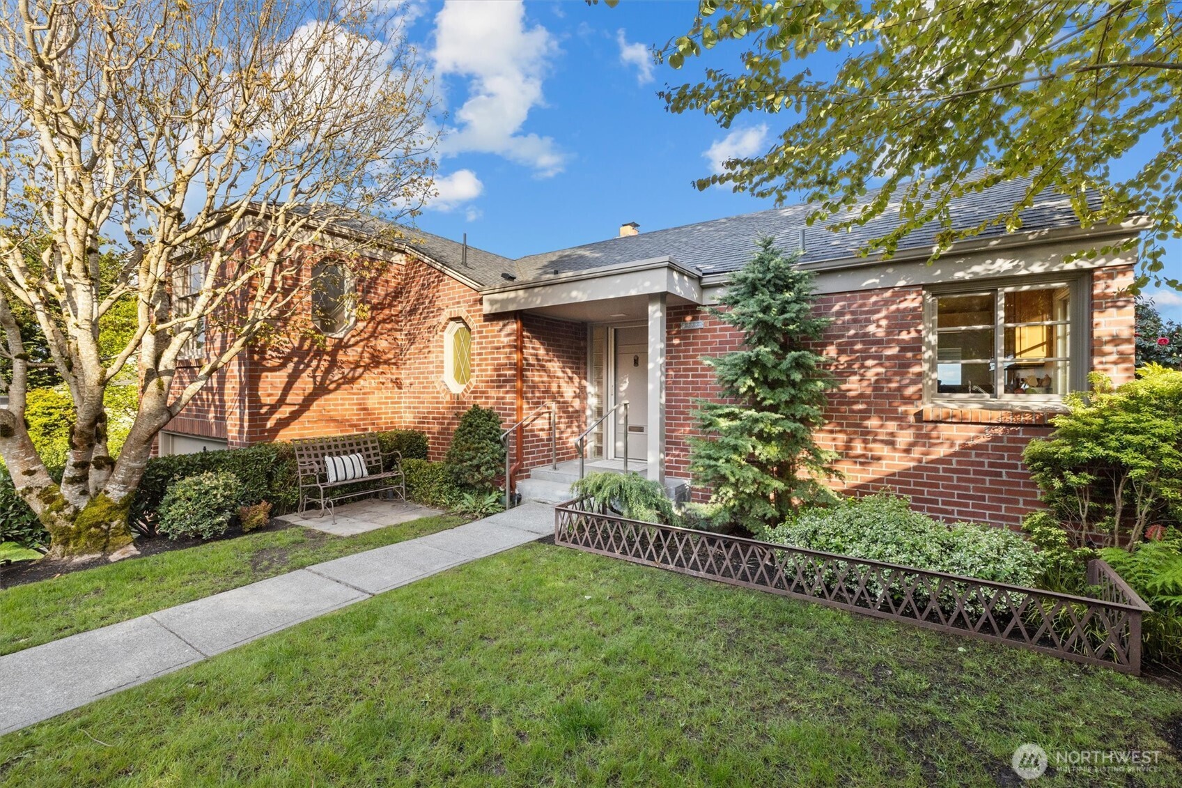 2322 Eyres Place W