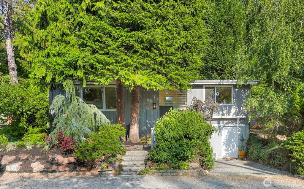 Photo of 8614 25th Avenue NE, Seattle, WA 98115 (MLS # 2432423)