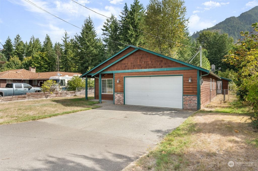 Photo of 1006 Montague Ave Ave, Darrington, WA 98241 (MLS # 2163720)