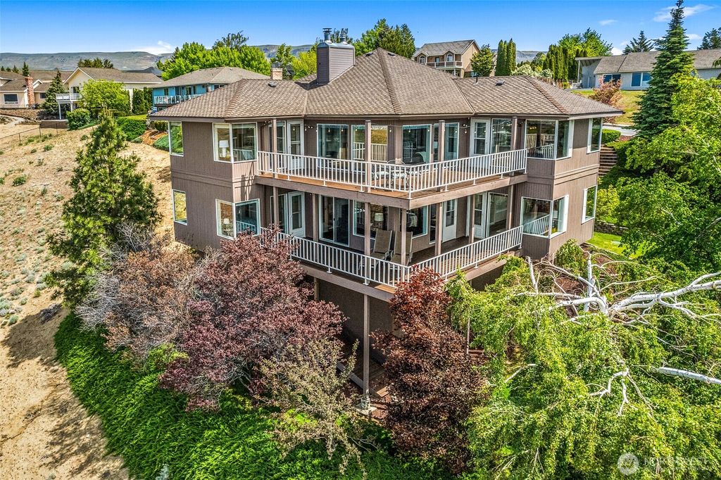 Photo of 2336 Grand Avenue, East Wenatchee, WA 98802 (MLS # 2484159)