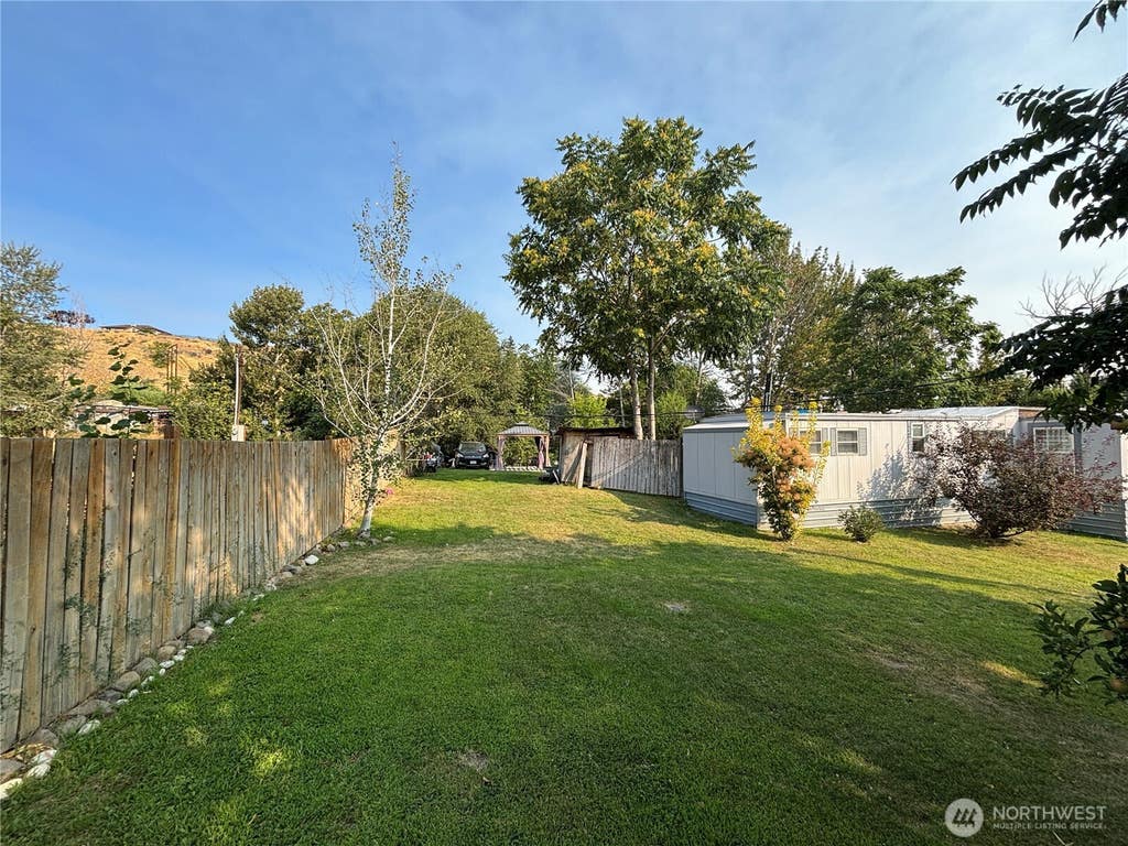 Photo of 110 Chapman Drive, Wenatchee, WA 98801 (MLS # 2563049)