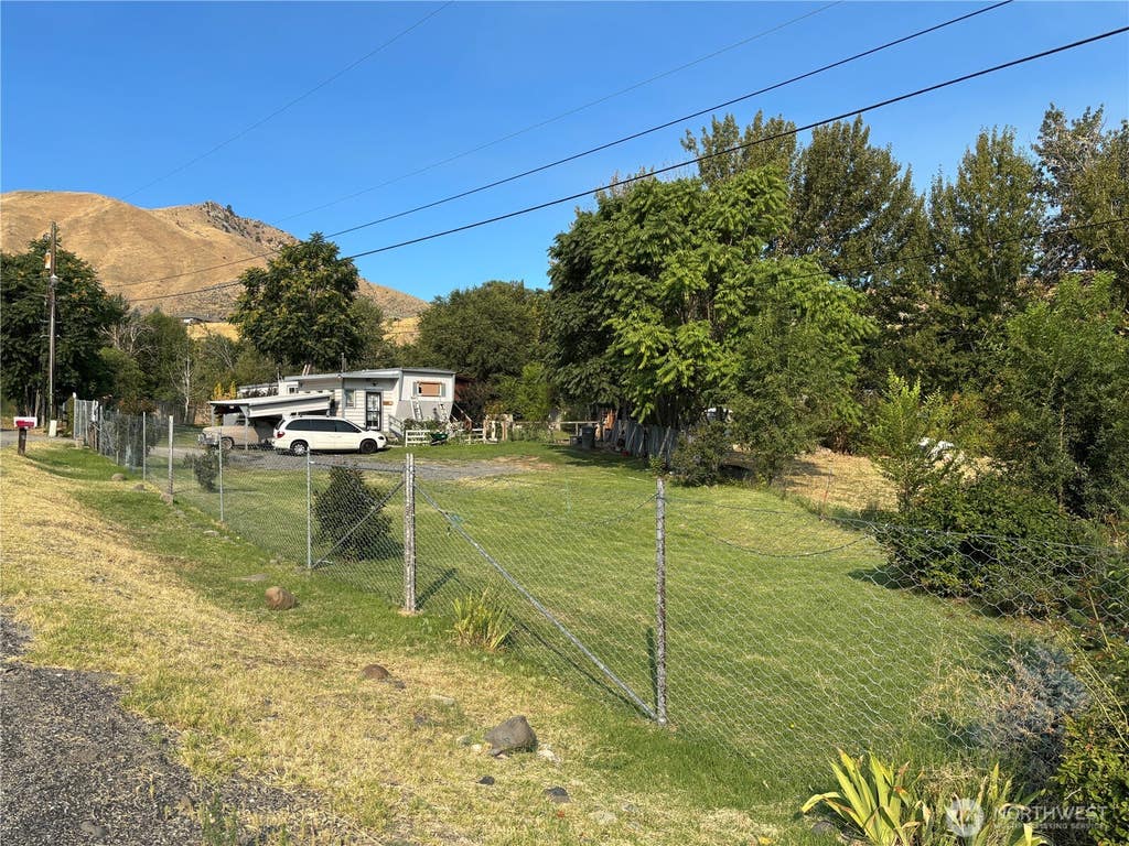 Photo of 110 Chapman Drive, Wenatchee, WA 98801 (MLS # 2563049)