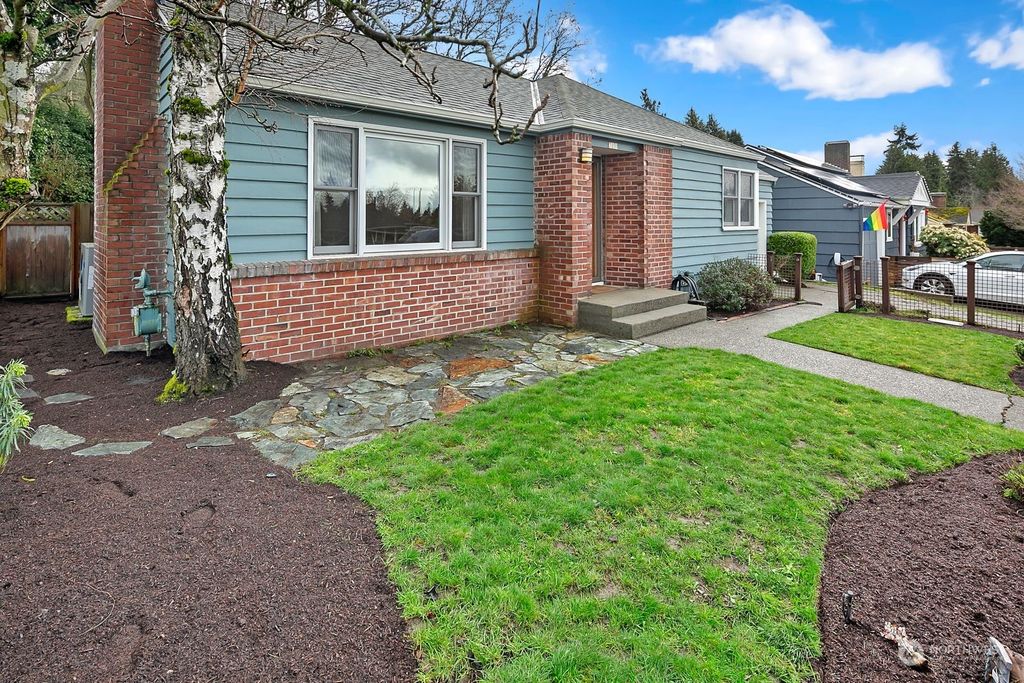 Photo of 7270 27th Avenue NE, Seattle, WA 98115 (MLS # 2200331)