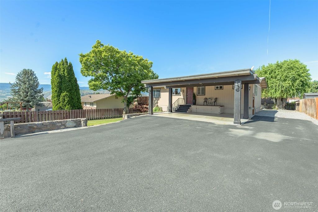 Photo of 702 N Lyle Avenue, East Wenatchee, WA 98802 (MLS # 2529792)