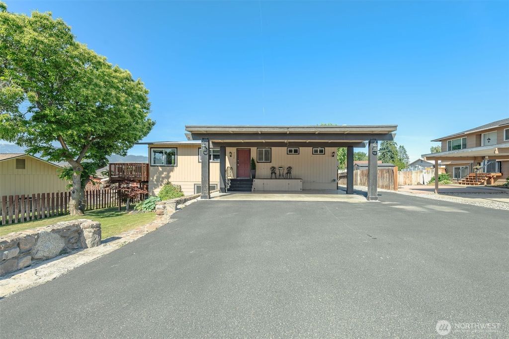 Photo of 702 N Lyle Avenue, East Wenatchee, WA 98802 (MLS # 2529792)