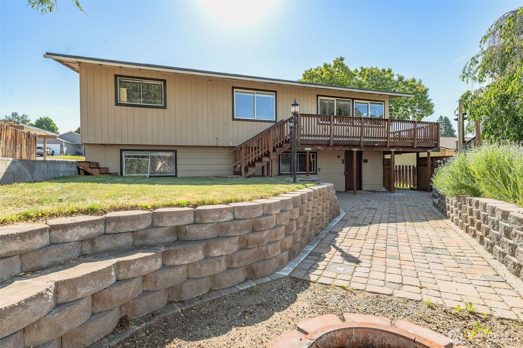 Photo of 702 N Lyle Avenue, East Wenatchee, WA 98802 (MLS # 2529792)