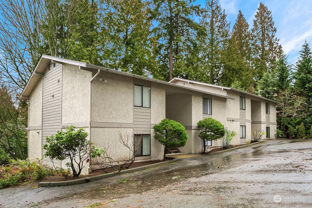 Photo of 6720 112th Avenue NE #B-4, Kirkland, WA 98033 (MLS # 2027472)