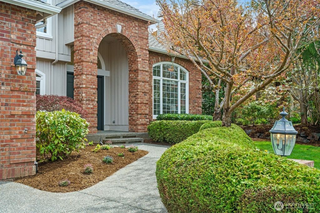 Photo of 926 269th Avenue SE, Sammamish, WA 98075 (MLS # 2358642)