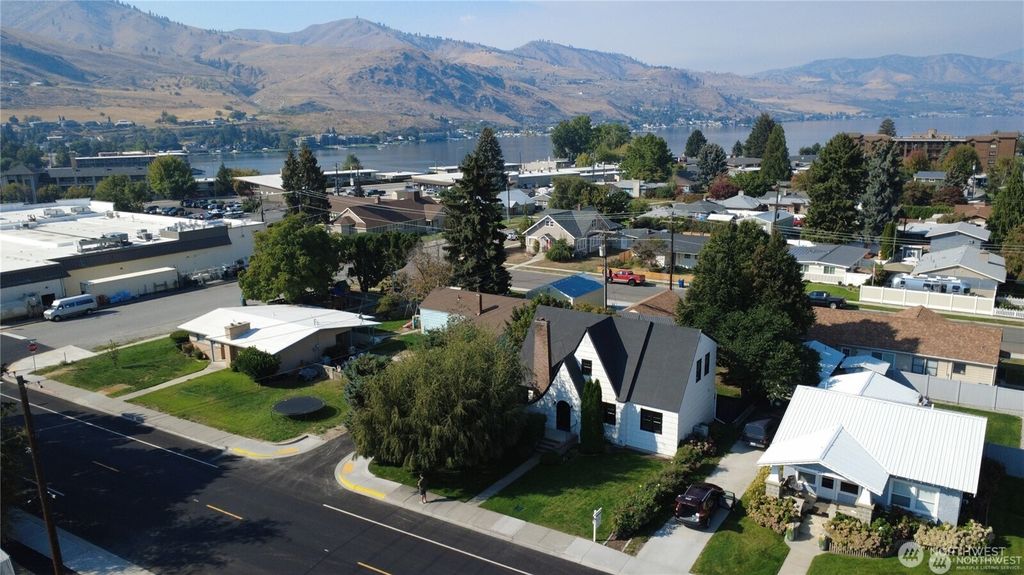 Photo of 417 N Columbia Street, Chelan, WA 98816 (MLS # 2461731)