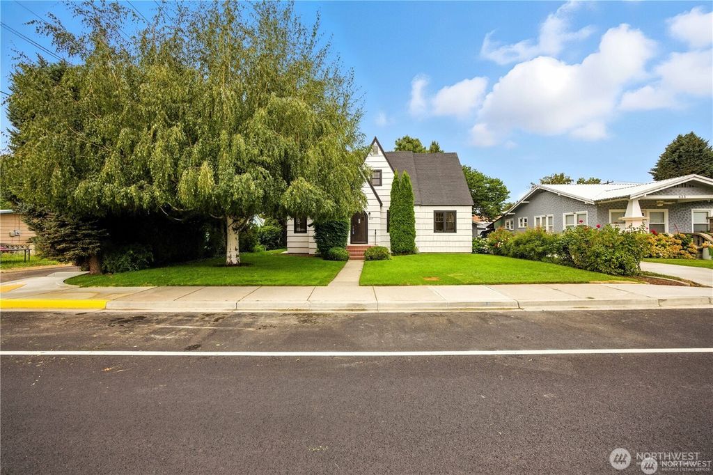 Photo of 417 N Columbia Street, Chelan, WA 98816 (MLS # 2461731)