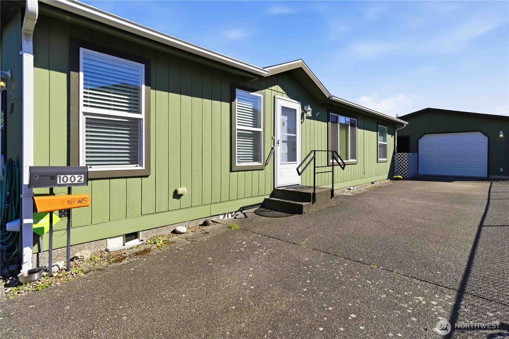 Photo of 1002 Burcham Street, Kelso, WA 98626 (MLS # 2499207)