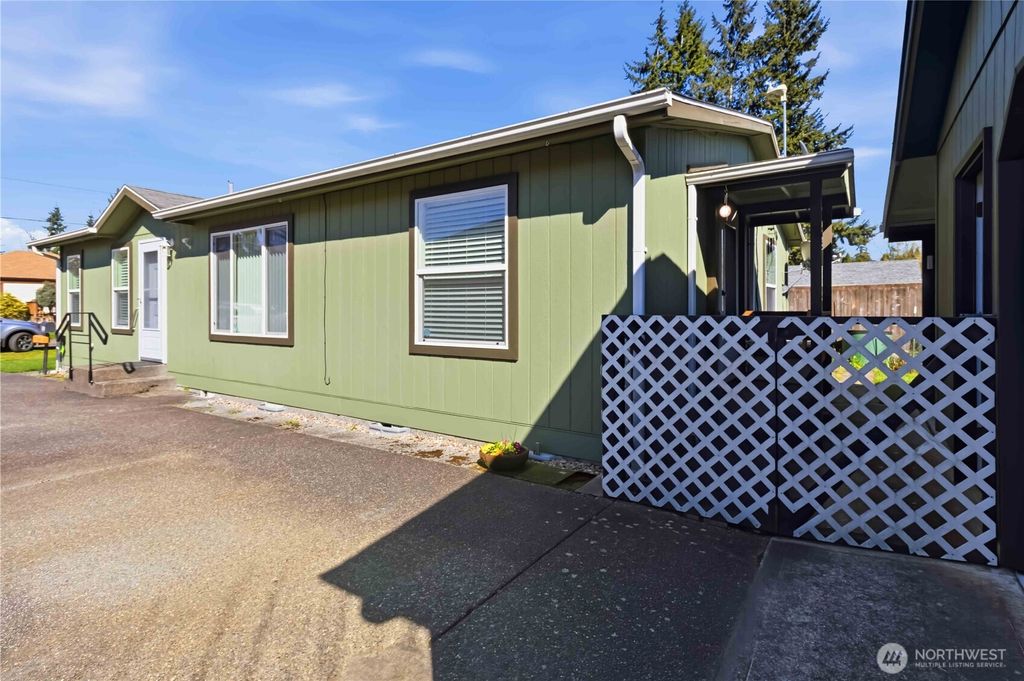 Photo of 1002 Burcham Street, Kelso, WA 98626 (MLS # 2499207)