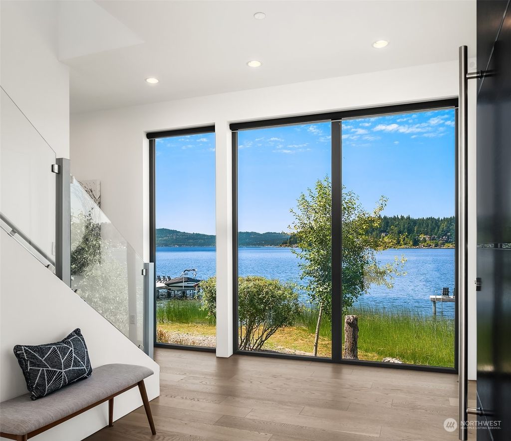 Photo of 3197 E Lake Sammamish Parkway NE, Sammamish, WA 98074 (MLS # 2142341)