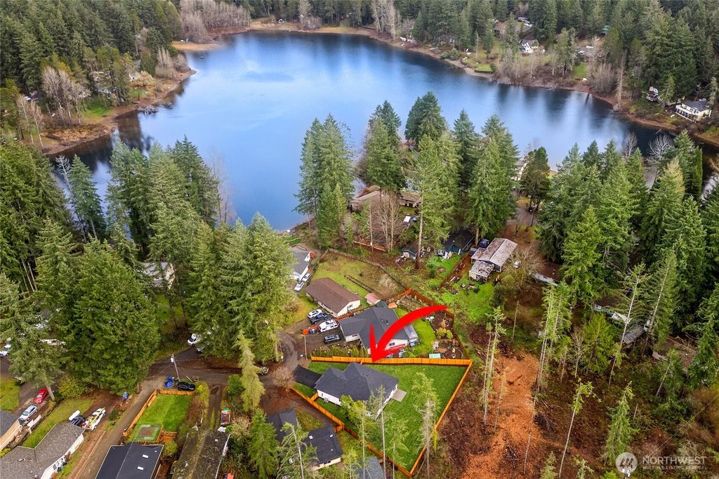 Photo of 13902 Lakeview Way NW, Gig Harbor, WA 98329 (MLS # 2462922)