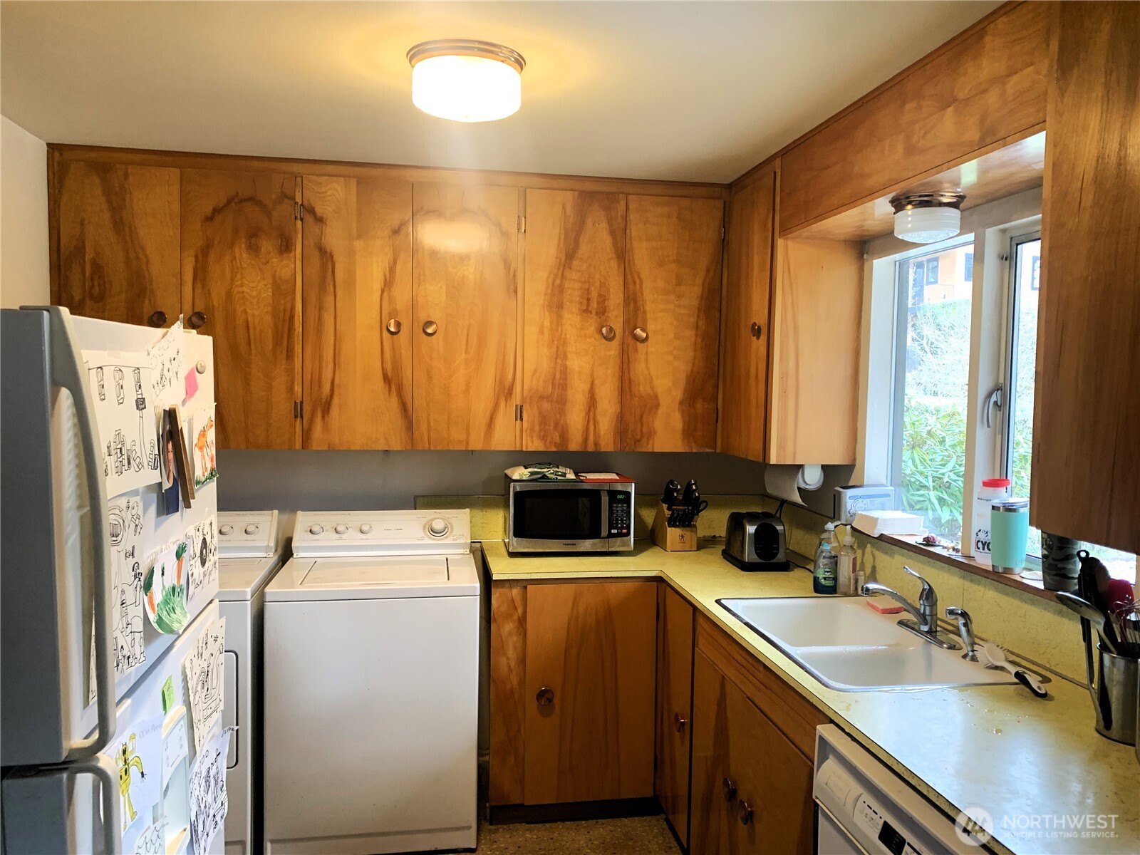 348 Ericksen Avenue NE