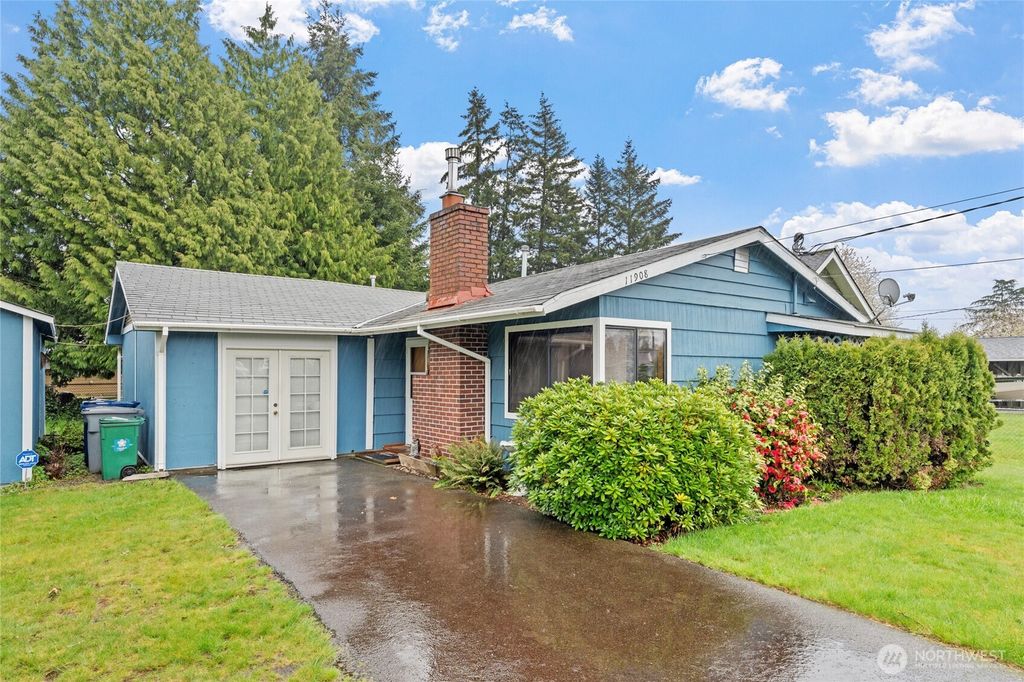 Photo of 11908 SE 169th Place, Renton, WA 98058 (MLS # 2357907)