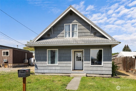 Photo of 205 Yakima Ave AVE, Cle Elum, WA 98922 (MLS # 2570747)
