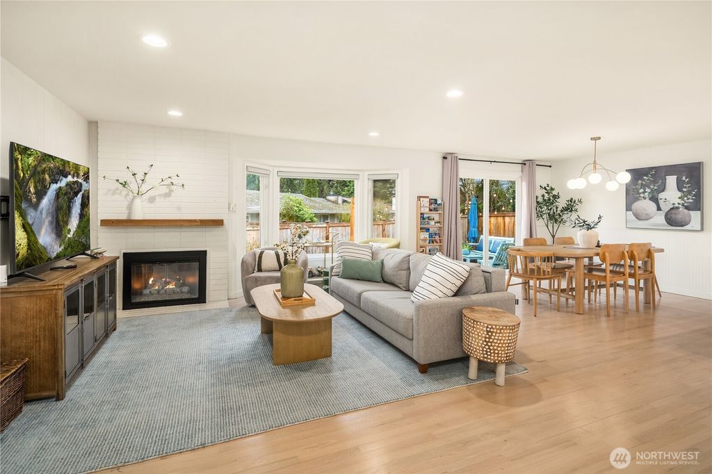 Photo of 12025 NE 136th Place, Kirkland, WA 98034 (MLS # 2492174)